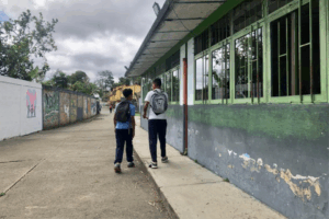 Venezuela inicia año escolar con viejos problemas y más promesas oficiales