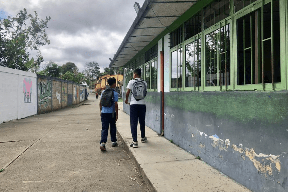 Venezuela inicia año escolar con viejos problemas y más promesas oficiales