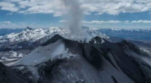 Volcán Sabancaya emite columna de gases y ceniza de cinco kilómetros