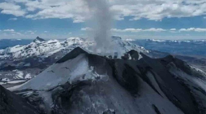 Volcán Sabancaya emite columna de gases y ceniza de cinco kilómetros