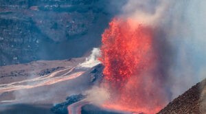 Volcán en Hawaii entra en erupción y arroja lava a 152 metros de altura