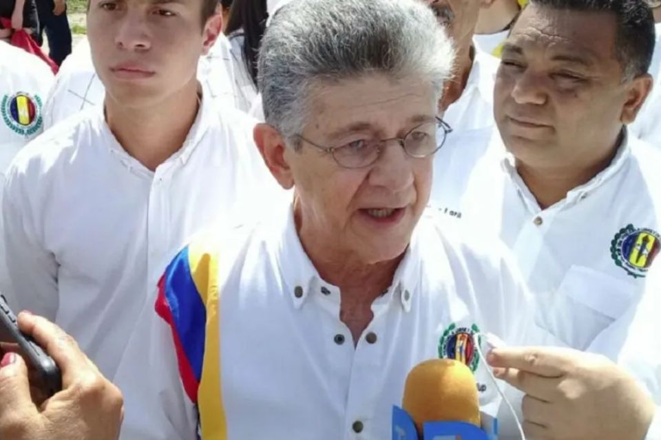 Yo no creo en invasiones extranjeras, dice Ramos Allup sobre buques de EEUU en el Caribe