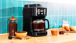 esta cafetera con molinillo integrado conserva el aroma al 100%