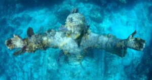 forjado con medallas de guerra y limpiado cada verano por buzos bajo la mirada de peces que nunca fallan a la cita