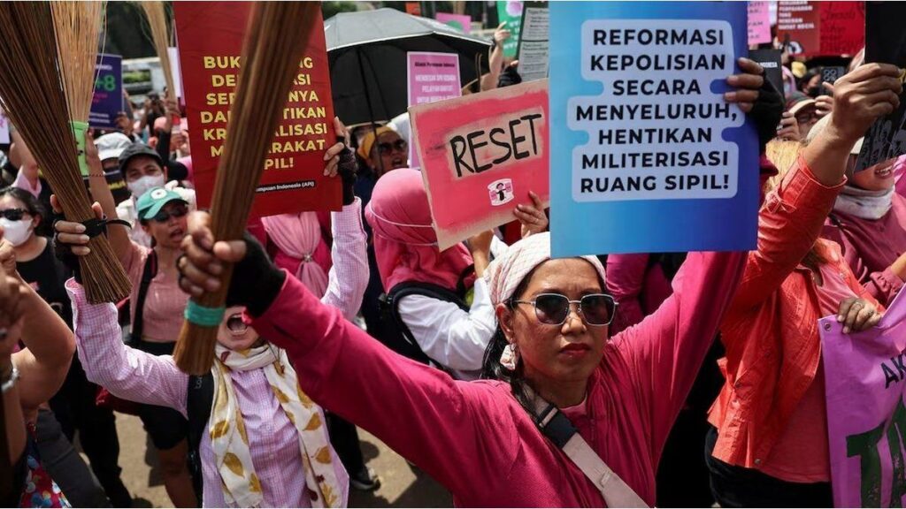 la llamativa protesta de mujeres con escobas en Yakarta