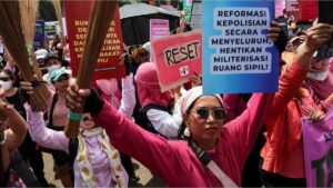 la llamativa protesta de mujeres con escobas en Yakarta