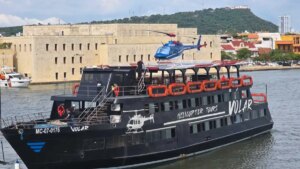 paseo en barco, y luego en helicóptero sobre la ciudad
