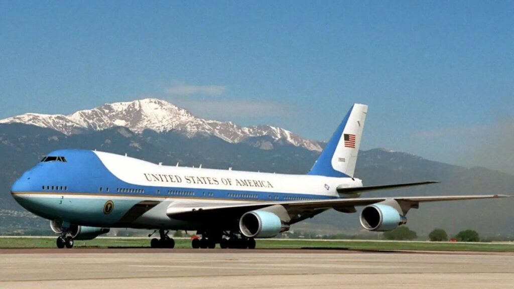 un avión comercial casi choca con el Air Force One cuando Donald Tump viajaba a Londres