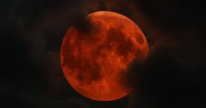 un eclipse eclipsado por las nubes