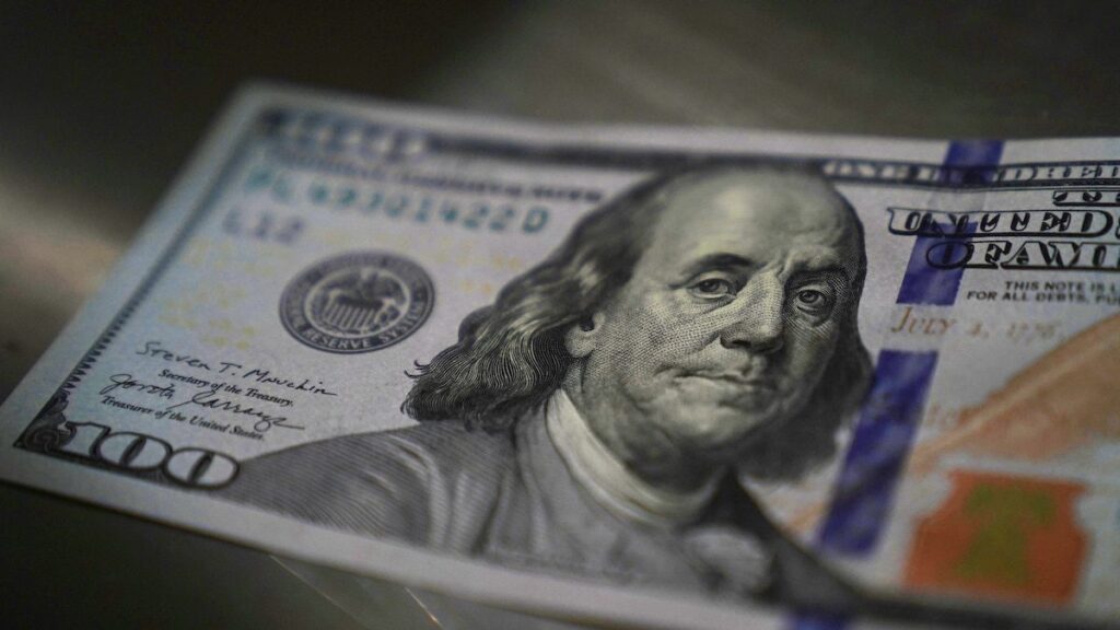 ¿Por qué el dólar tuvo su peor caída en un mes y qué tiene que ver la Fed?