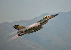 ¿Provocación? Chavismo envió aviones F-16 a sobrevolar un buque de guerra de EEUU, según CBS News