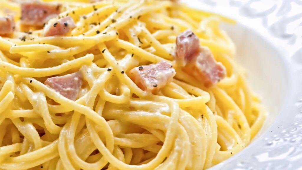 ¿Y si la receta de los espaguetis a la carbonara fuera más norteamericana que italiana?