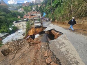 20 personas lesionadas y más de 30 casas colapsadas deja ruptura de tubo matriz de Hidrocapital en El Hatillo