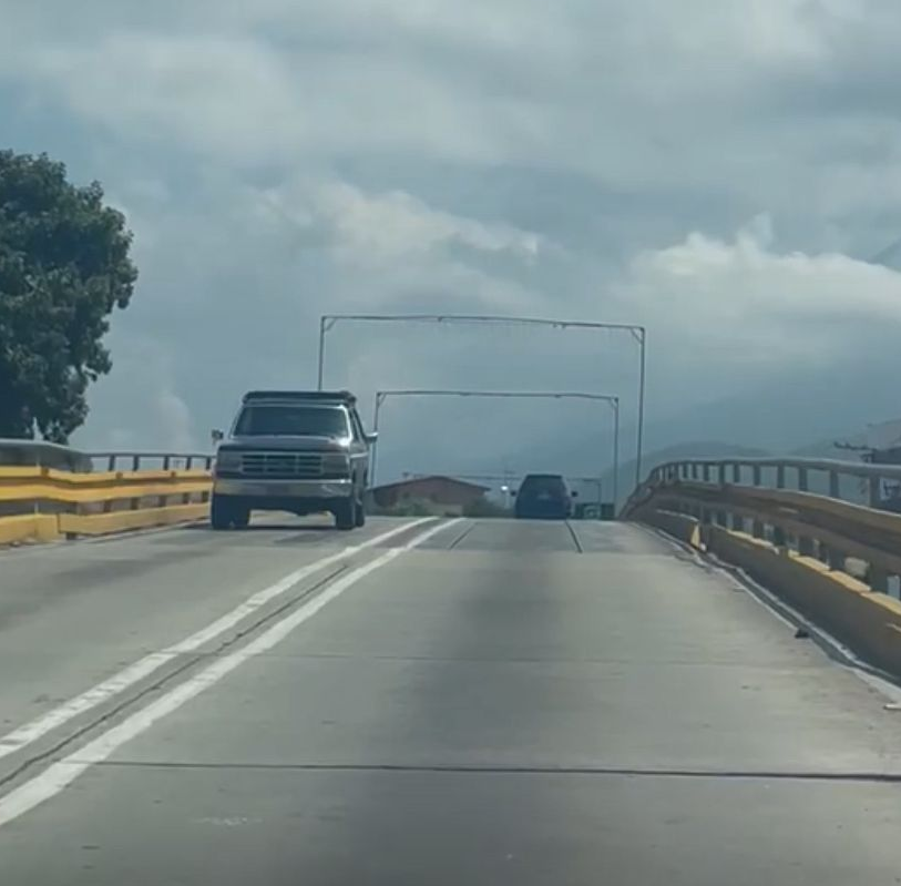 A los elevados de Catia la Mar les hace falta asfalto