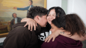 Adolescentes venezolanos separados en EEUU regresan junto a sus madres