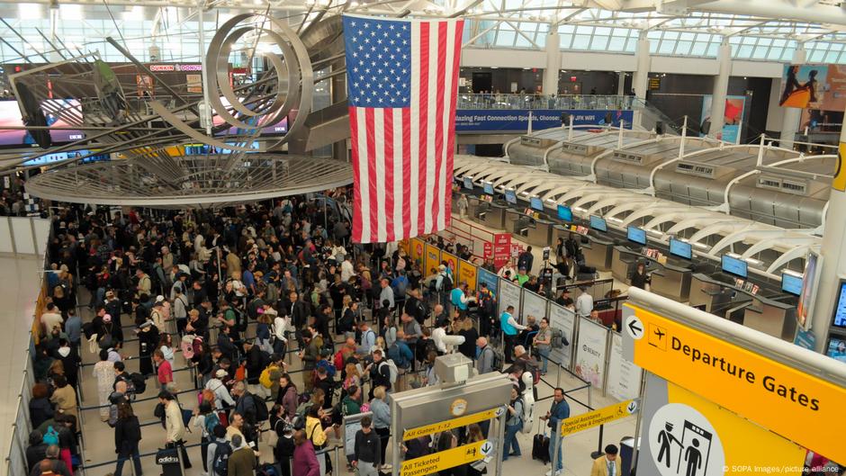Aeropuertos de NY cesan operaciones por cierre del Gobierno – DW – 01/11/2025