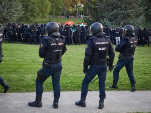 Al menos cuatro policías y un periodista heridos en los altercados en Pamplona | europapress.es
