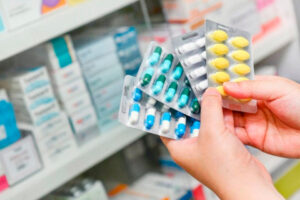 Alertan sobre riesgo de consumir medicamentos sin prescripción