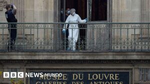 Arrestan a dos sospechosos de cometer el robo de joyas en el museo Louvre de París