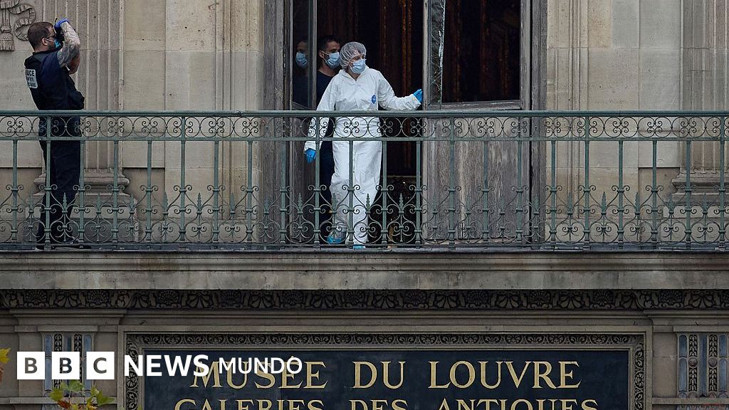 Arrestan a dos sospechosos de cometer el robo de joyas en el museo Louvre de París