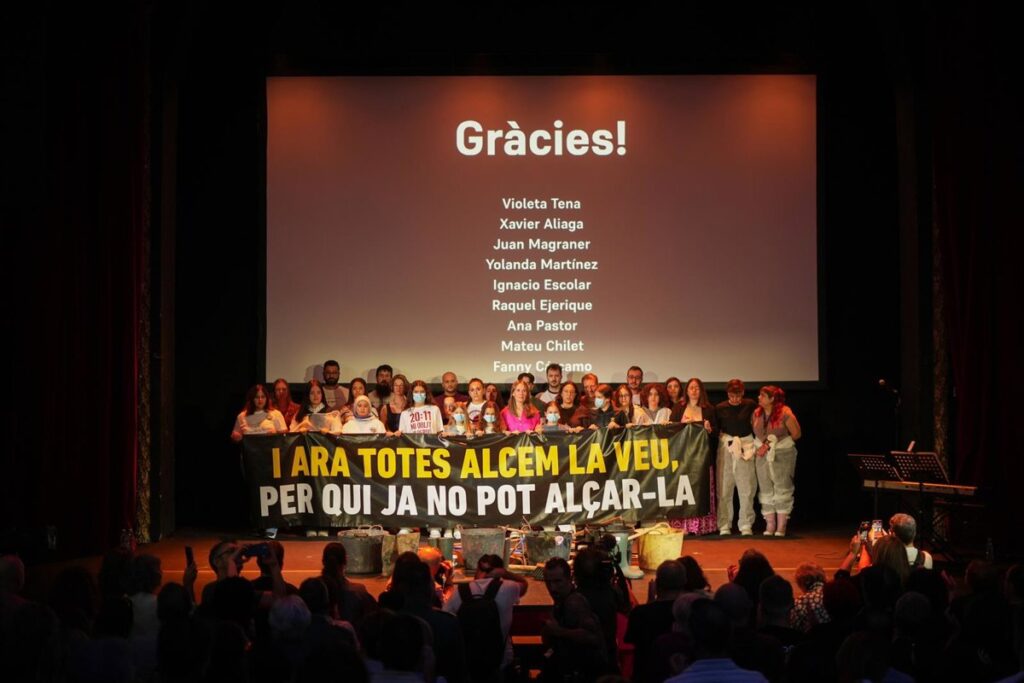 Asociaciones de víctimas homenajean a sus fallecidos un año después de la dana con canciones, cartas y poemas