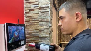 Avanza plan piloto para poner QR en distribuidoras de licor para verificar su legalidad y evitar un ‘trago amargo’ para la salud del Valle del Cauca
