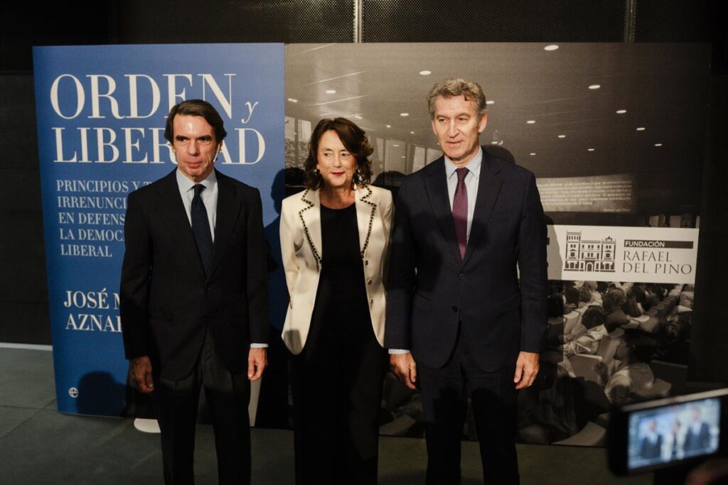 Aznar critica que el objetivo de la "extrema derecha" de Vox sea "acabar" con el PP, el "único partido constitucional"