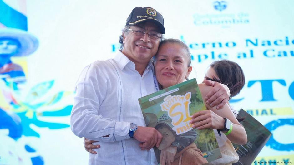 Colombia entrega miles de hectáreas de tierras a campesinos – DW – 26/10/2025