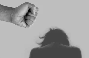 Condenado a 25 años de prisión por violencia física y sexual