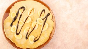 Crepes de chocolate y plátano, la receta barata para merendar o desayunar los fines de semana