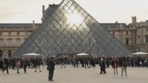 DETECTIVE LOUVRE BULOS | El ‘detective’ del asalto al Louvre incendia las redes: todos los bulos del robo en París | elperiodico.com