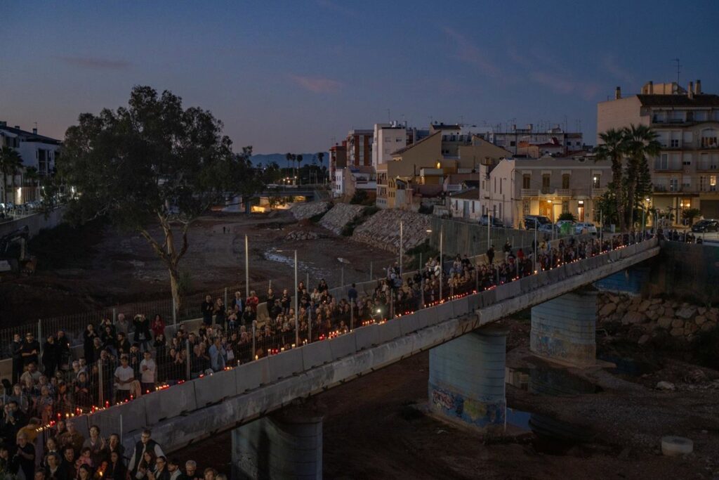 Decenas de personas encienden velas en la rambla del Poyo para mantener viva la memoria de los fallecidos en la dana