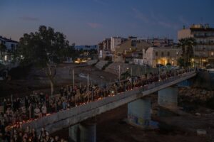 Decenas de personas encienden velas en la rambla del Poyo para mantener viva la memoria de los fallecidos en la dana | europapress.es