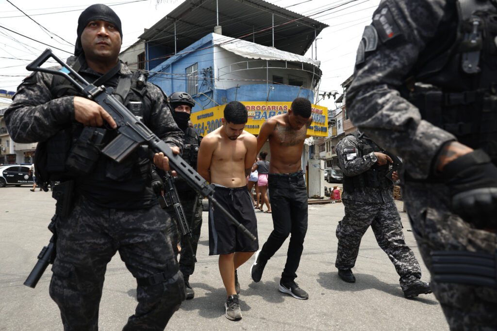 Decomisan dos fusiles de la Fanb durante redada en favela de Río de Janeiro