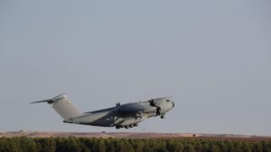 Despegan dos aviones del Ejército del Aire para evacuar a niños gazatíes gravemente enfermos | elperiodico.com