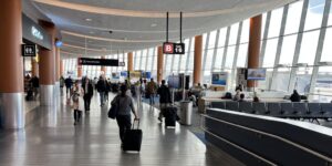 Desviado al aeropuerto de Boston un vuelo tras el apuñalamiento con un tenedor a dos adolescentes
