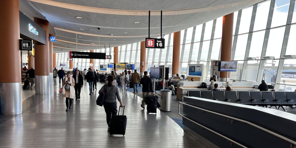 Desviado al aeropuerto de Boston un vuelo tras el apuñalamiento con un tenedor a dos adolescentes