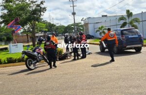 Dos motorizados lesionados cerca del semáforo de 25 de Mayo tras colisionar contra una Chevrolet Captiva