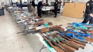 EE.UU. decomisa 400 armas que tenían como destino México