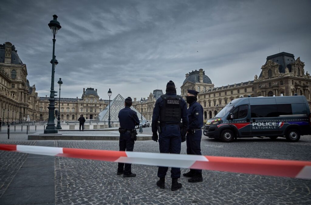 El Louvre tiene una turbulenta historia de robos a plena luz del día, incluido el hurto de la Mona Lisa | National Geographic