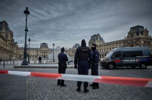 El Louvre tiene una turbulenta historia de robos a plena luz del día, incluido el hurto de la Mona Lisa | National Geographic