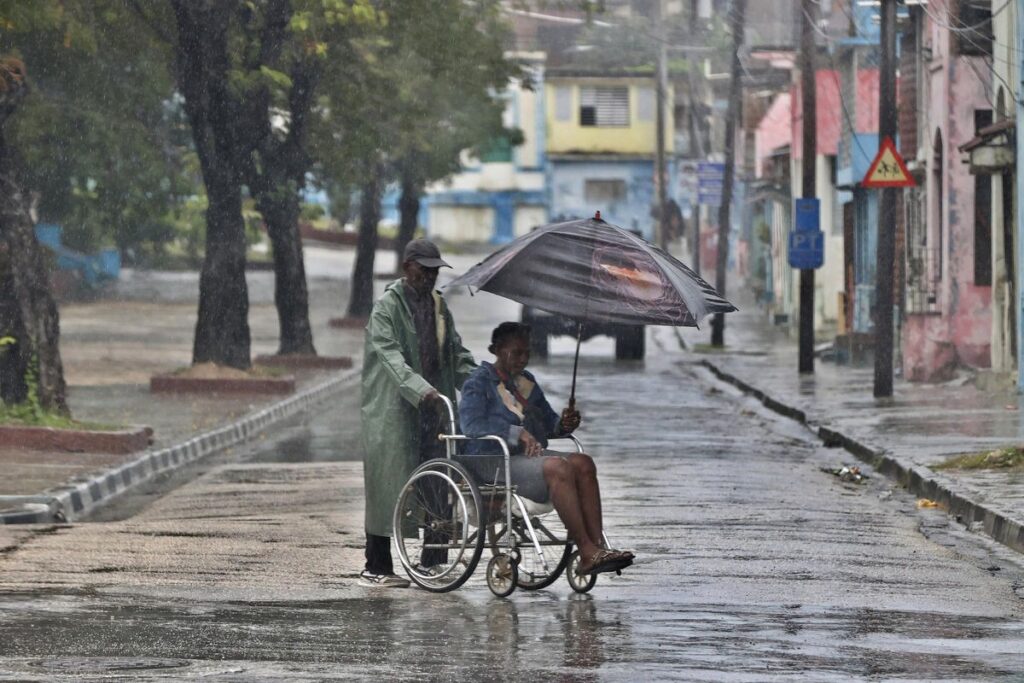Inundaciones y deslaves en el oriente de Cuba por el paso del potente huracán Melissa