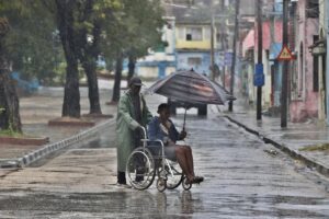 El huracán Melissa golpea Cuba y avanza hacia Guantánamo «con vientos dañinos y peligrosa marejada» | elperiodico.com