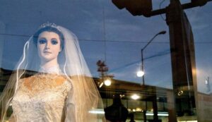 El mito de La Pascualita, la novia que causa terror desde una vidriera: ¿maniquí o el cadáver embalsamado de una joven?