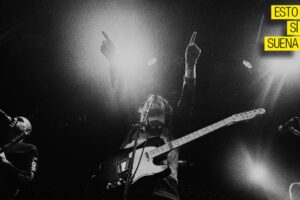 El músico que toca su instrumento no le importa que haya industria musical