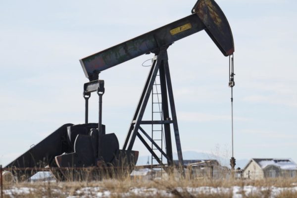 El petróleo sube ligeramente, impulsado por la reunión de Trump y Xi