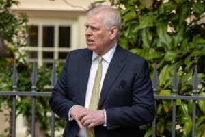 El príncipe Andrés, despojado de sus títulos y expulsado de Windsor por acusaciones de vínculos con Epstein | europapress.es