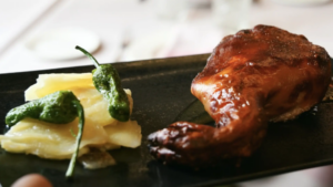 El restaurante de Madrid con más de 130 años de historia que prepara un cochinillo asado con una elaboración de 8 horas