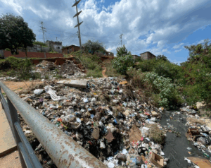 Entre aguas negras y basura viven en Los Cascabeles