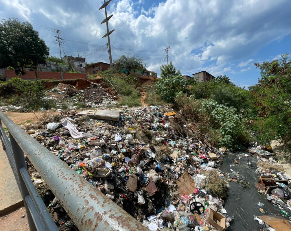 Entre aguas negras y basura viven en Los Cascabeles